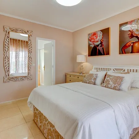 Bella 3-bedroom With Private Pool And Spacious Patio Overlooking Ocean