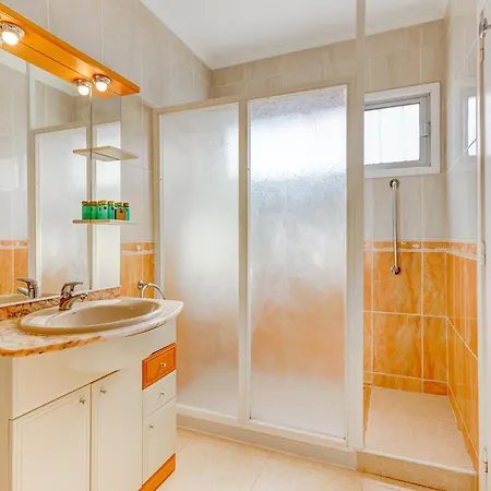Bella 3-bedroom With Private Pool And Spacious Patio Overlooking Ocean فيلة *