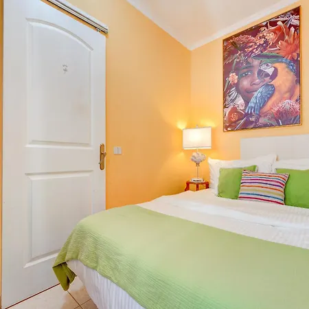 Bella 3-bedroom With Private Pool And Spacious Patio Overlooking Ocean
